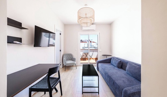 Recently refurbished 3 bedroom apartment with terrace
