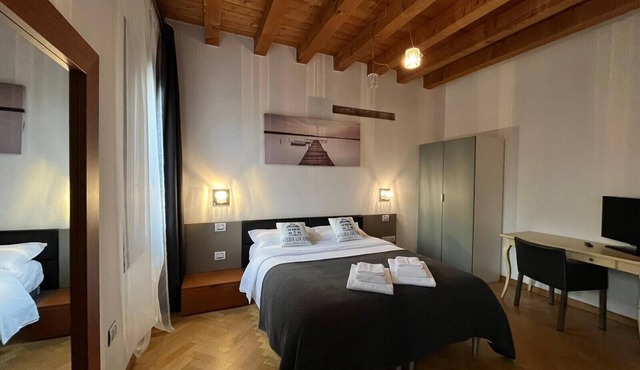 Room 'Camera 2 Rosa' with Shared Terrace, Wi-Fi and Air Conditioning