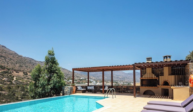 Sea views, short drive to the beach and shops!