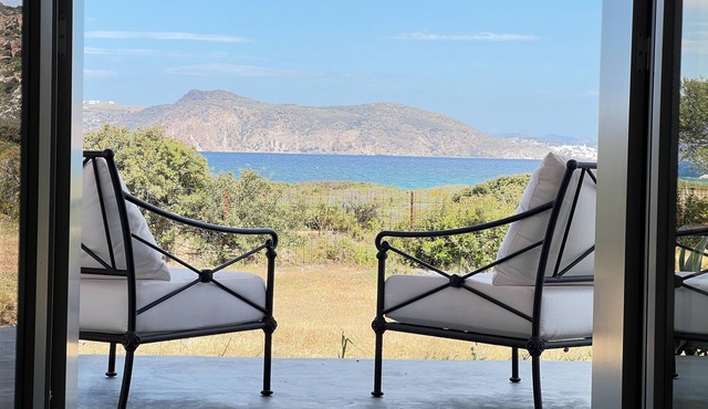Seafront 4-Bedroom Villa | 30sec walking distance from Fatourena sandy beach |