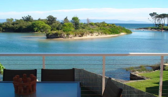 Shore Thing Absolute Waterfront - Currarong. Luxury, family friendly beach house