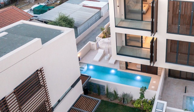 SithoniaRS Luxury Three Floors Villa With Private Pool & Garden