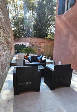Small Villa with private Garden