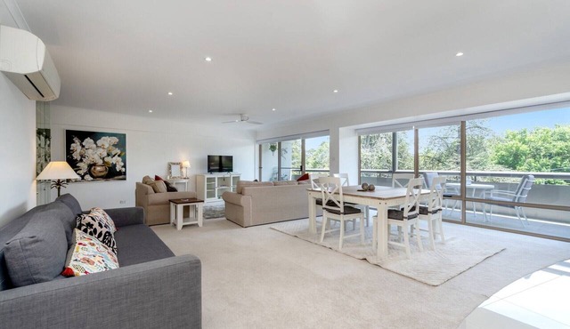 Spacious 2-Bed Apartment Near Dining & Attractions