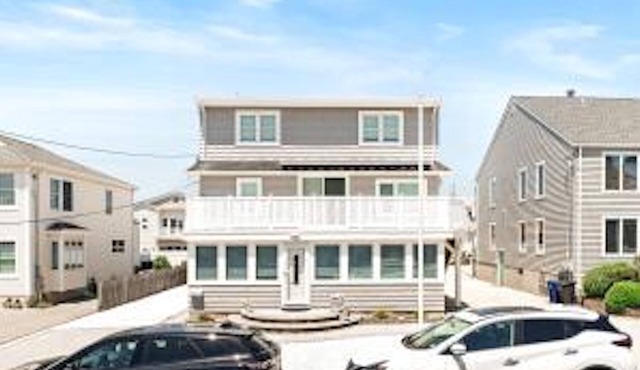 Spacious 5-bedroom, 2 Bath Sleeps 12, Steps From Beach, Ocean View