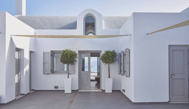 Spacious 5-bedroom villa in fabulous Santorini with WiFi, AC