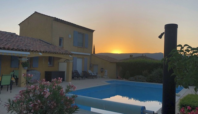 Spacious air-conditioned villa (sleeps 6-7), bright and comfortable