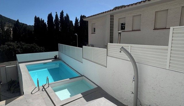 SPACIOUS CENTRALLY LOCATED FAMILY HOUSE WITH PRIVATE POOL, GARDEN, BARBECUE AND GARAGE