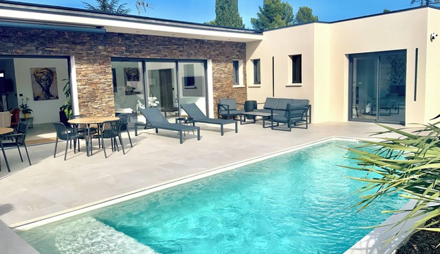 Spacious and bright villa, private pool, parking