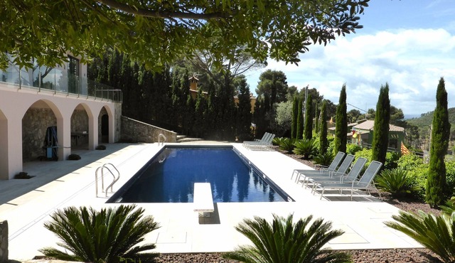 Spacious house/large Pool 8 mins walk to Begur Fabulous Padel Club very close by