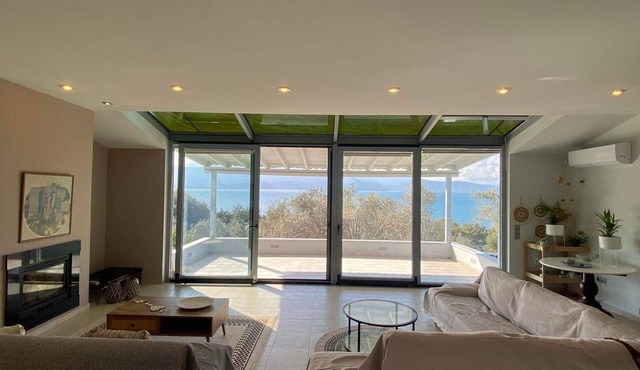 Spacious , modern beachfront maisonette in a verdant suburb near the city centre