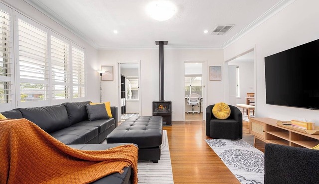 Spacious Multifunctional 5BR Retreat with Backyard in Bayswater