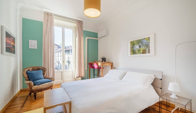 Spacious room in elegant period building with private bathroom close to the center
