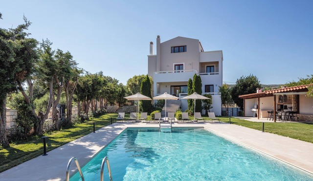 Spacious villa, fully restored, with heated pool
