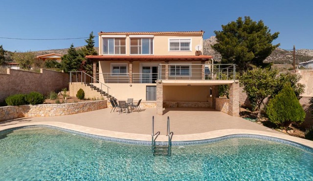 Spacious Villa With a Pool