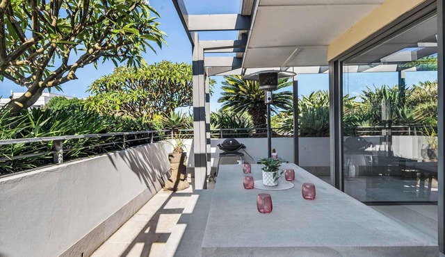 Split Level Oasis - Stunning CBD views and Parking