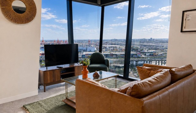 Starlight. Docklands Views, Pool, Jacuzzi, Free Tram
