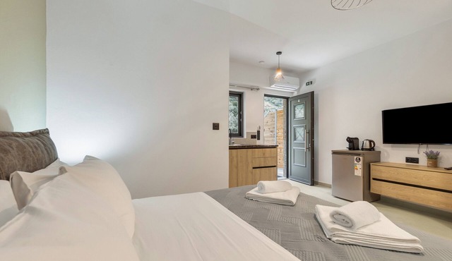 Studio Apartment 'Sokol Stone House 4' with Mountain View, Wi-Fi and Air Conditioning
