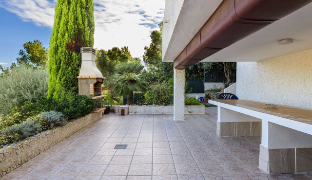 Stunning private villa for 7 guests with A/C, WIFI, private pool, TV, patio and parking