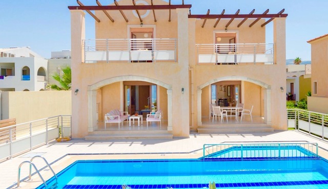 Stunning beachfront villa with 6 bedrooms, private pool and beautiful interiors