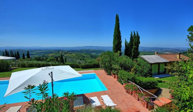 Stunning private villa with pool, WIFI, A/C, balcony and panoramic view, close to Greve In Chianti