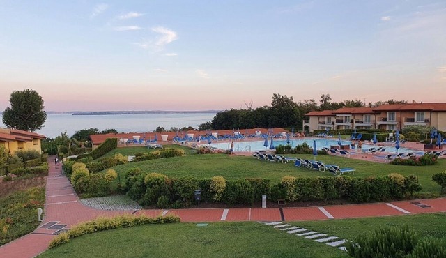 Stunning three-room lake view in a residence with three swimming pools and 36,000 m2 of greenery