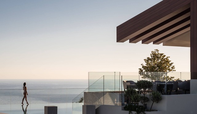 Stunning Views, Heated Pool, Hot Tub, Sauna, Gym, Home Cinema, and Full Privacy: by etouri