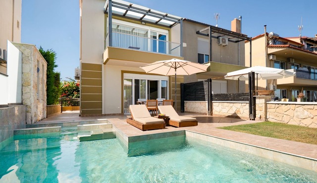 Sunny Spa Villa – Private Pool, Sauna, Aircon & WiFi