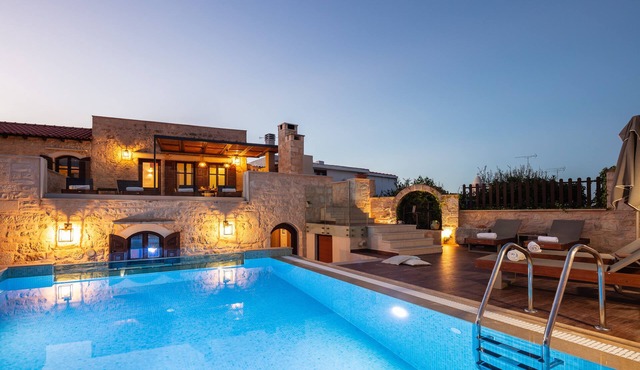 Superb villa Rogdia with heated pool, 2 minutes walking from local amenities