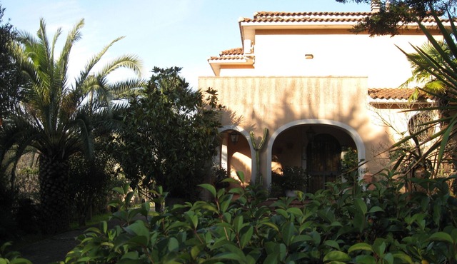 Surrounded by greenery, large equipped garden, sea reachable in a short time