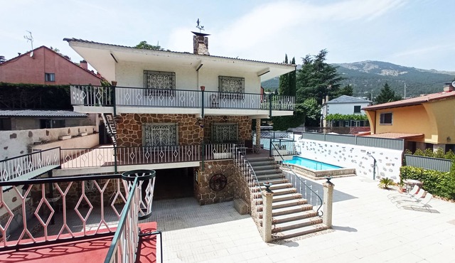 SUYOLUCE, villa with private pool * El Escorial *