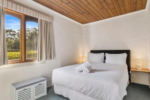 The Clocktower - Serene Stay at Herons Rise Vineyard