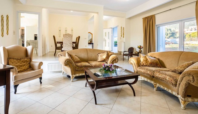 The Perfect Suburban Getaway - Kalamata Luxury