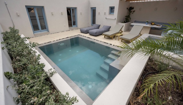 Tholaki Luxury home in Kamari with pool and jacuzzi - 5 min from the beach!