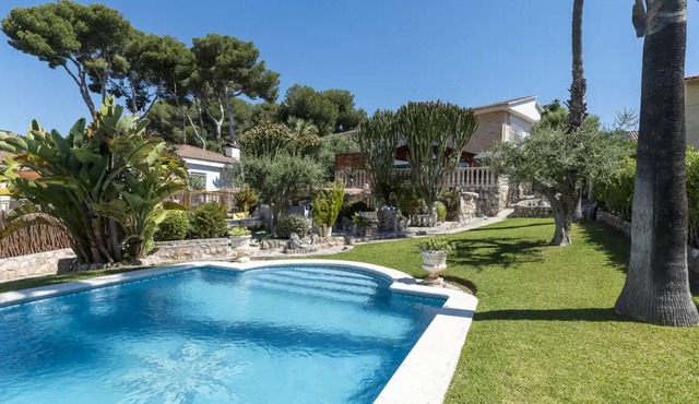 Traditional Elegance 1km to beach