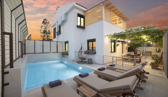 Two bedroom luxury condo with private patio with vineyard & BBQ near beach