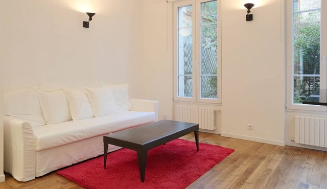 Very nice 2-bed flat with a private garden in the 16th. Perfect for families
