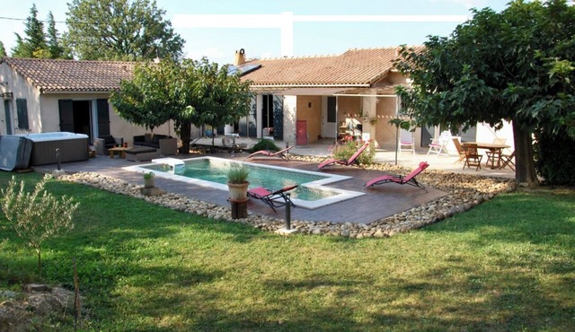Very pretty vacation home with swimming pool and Jacuzzi,