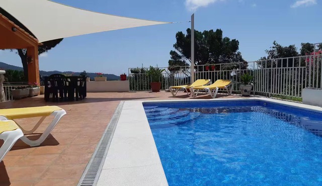 Vila with private pool, sea view 7km away Pets welcome