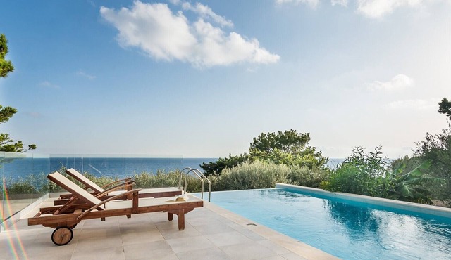 Villa Alma, direct sea view, walking distance to beach, private pool, 4pers.all comforts.