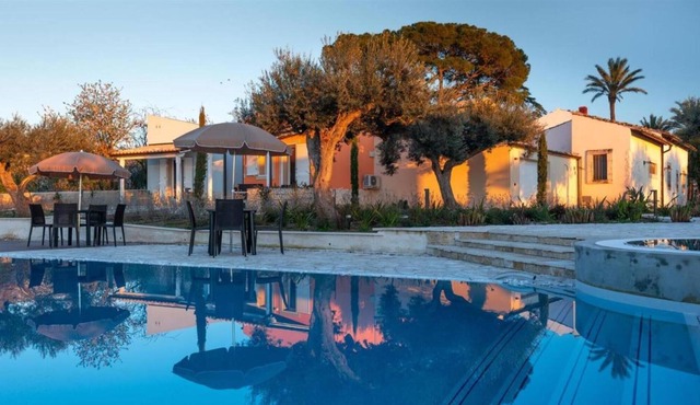 Villa 'Arancione' with View Over the Shared Pool, Wi-Fi and Air Conditioning