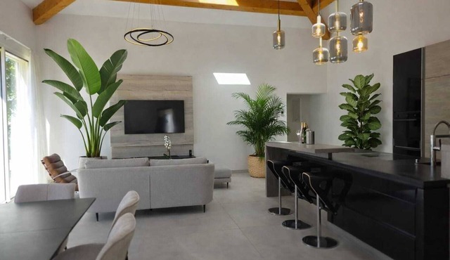 Villa Aurène – Elegant Luxury Retreat with private Pool & Spa Access in Provencr