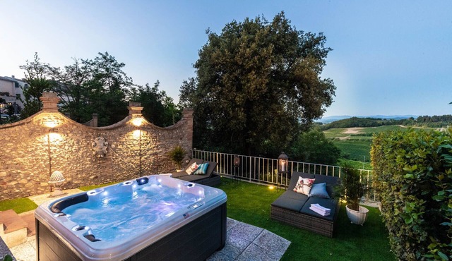 VILLA CHIANTI, your Secret 4 Bedrooms Retreat with View over the Vineyards in Marcialla