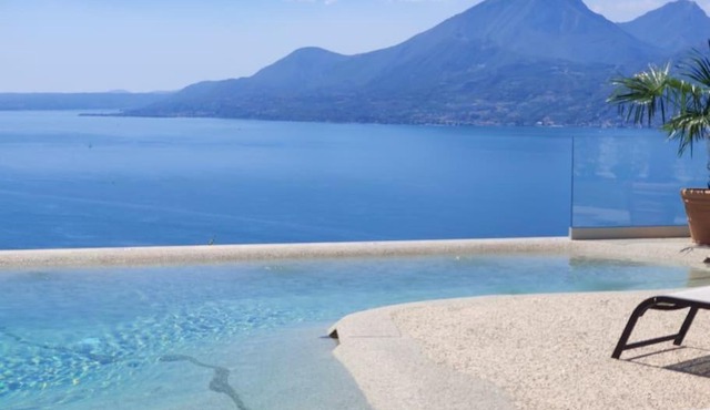 Villa Divina22-APT Armonia-Con Piscina e vista lago