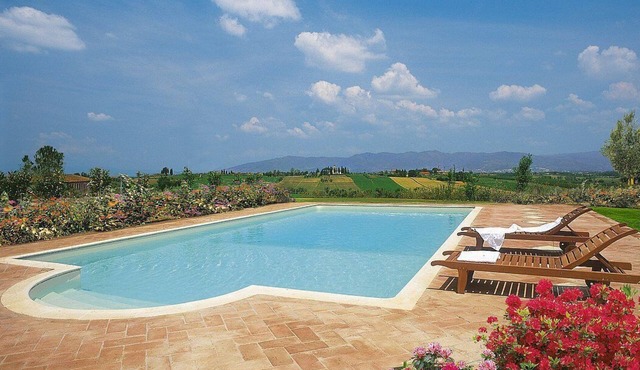 Villa Eterea: A luxurious three-story age-old farm house built in the 18th century, located in the heart of the Valdichiana, with Free WI-FI.