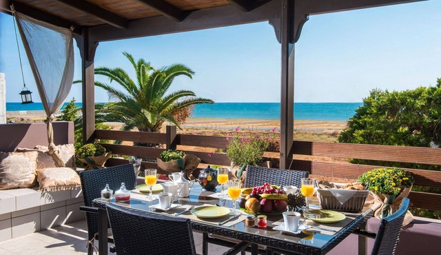 Villa Eva, Luxury villa 50 meters from the sea, in a very quite area.