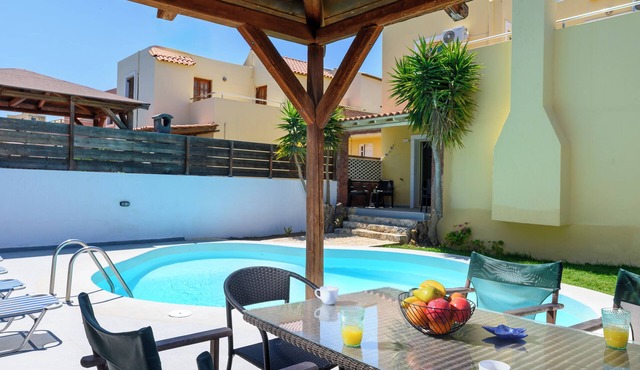 Villa for summer vacations in Chersonissos Crete with pool, very close to center