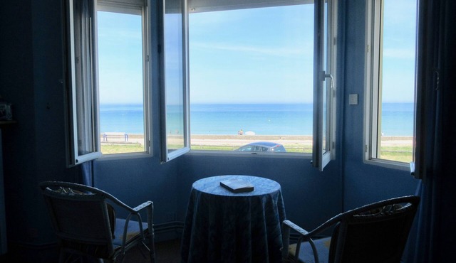 VILLA FRONT DE MER, superb sea view, the beach at your feet, direct access