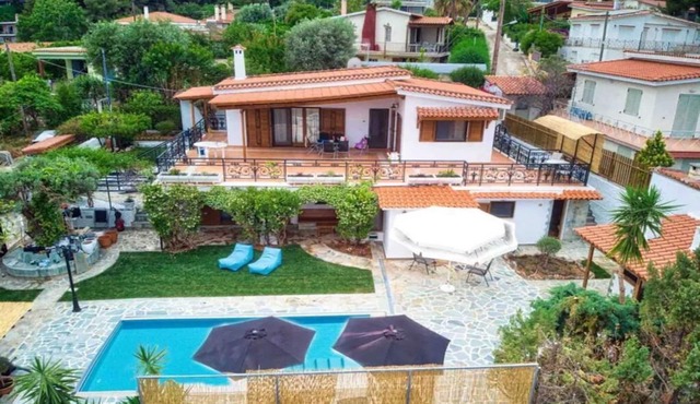Villa in Vlastos, Kalamos with swimming pool, just 500 meters from the sea.