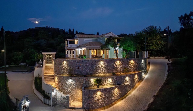 Villa Logas Hill,5 λεπτά απο την παραλία Logas Beach με το υπέροχο Ηλιοβασίλεμα!